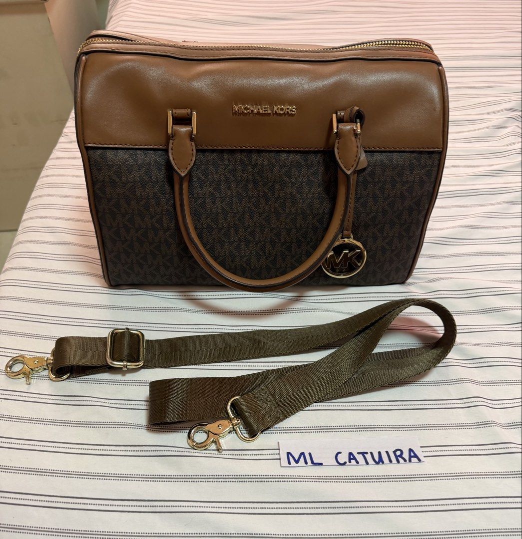 Michael Kors Duffle Medium (Category: Cross-body Bags) located in Tarlac. Submitted by mlycat (Listing ID 1460942867, Image 1). Description: Michael Kors Steal price na sa 2k May minimal scratches pls see pic nalang po. Konting linis lang tagal kasi nastock Meet up Sm Tarlac Ty.