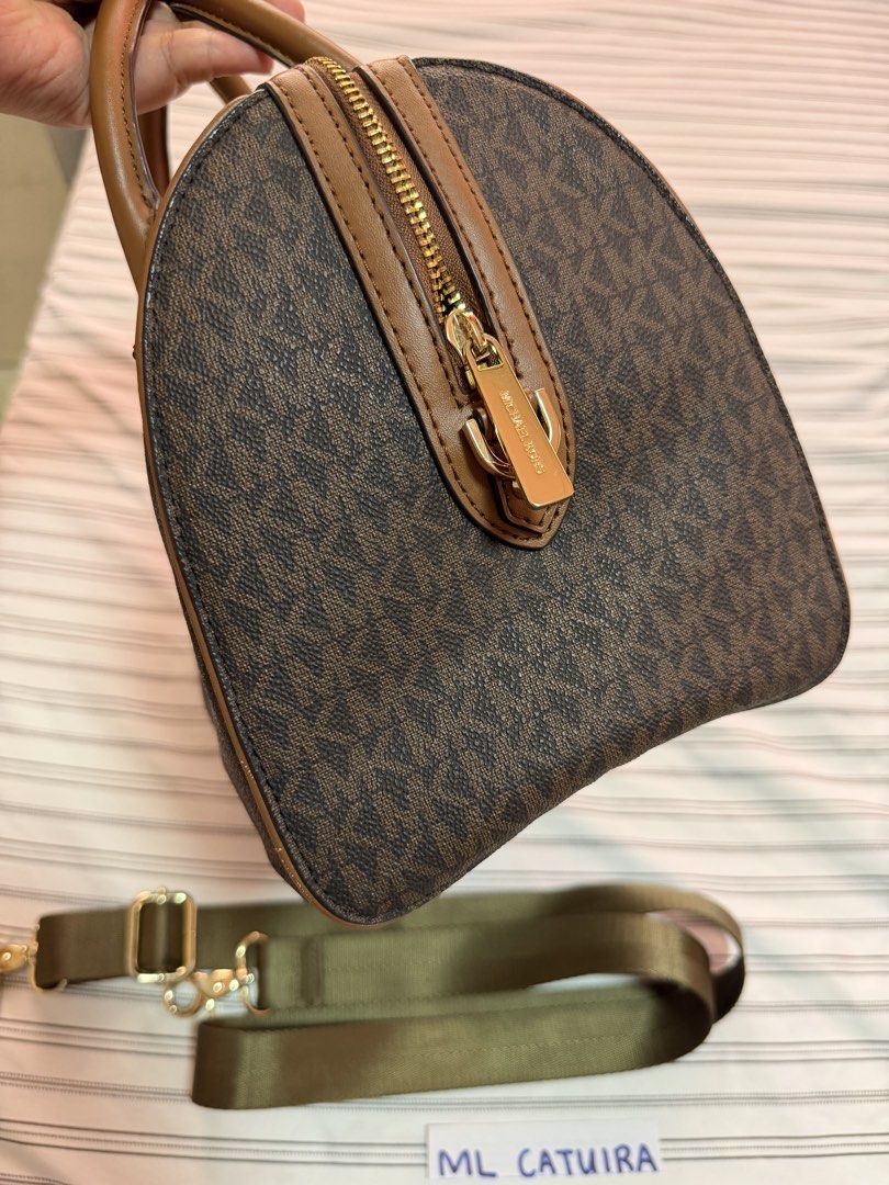 Michael Kors Duffle Medium (Category: Cross-body Bags) located in Tarlac. Submitted by mlycat (Listing ID 1460942867, Image 3). Description: Michael Kors Steal price na sa 2k May minimal scratches pls see pic nalang po. Konting linis lang tagal kasi nastock Meet up Sm Tarlac Ty.