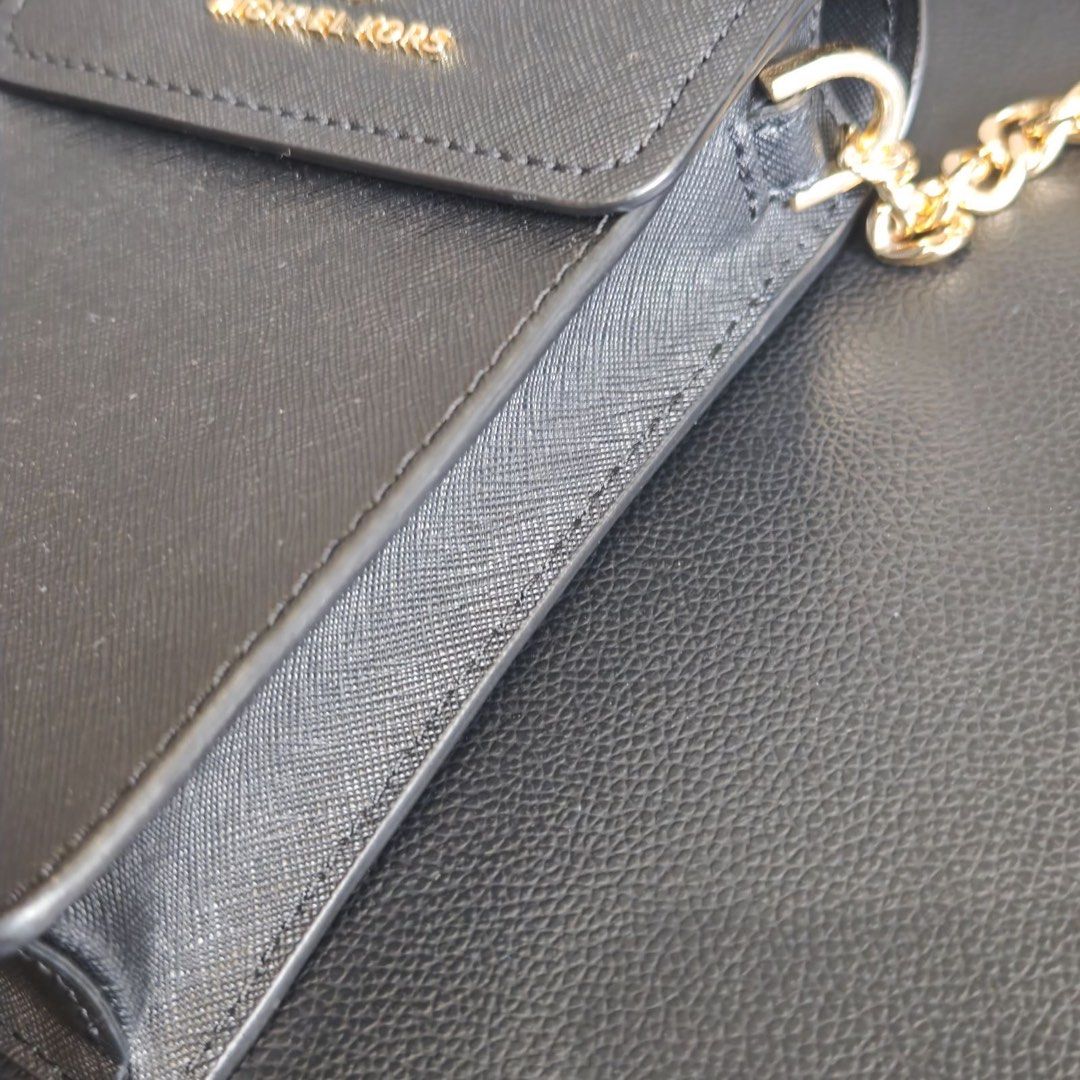 Michael Kors Leather Shoulder Bag - Genuine (Category: Luxury Bags & Wallets) located in Davao. Submitted by japanbestfind (Listing ID 1460945564, Image 3). Description: - Cross body bag - Bought in Michael Kors outlet in Japan -Never been use -COD via LBC cash on Delivery -Additional delivery fee.