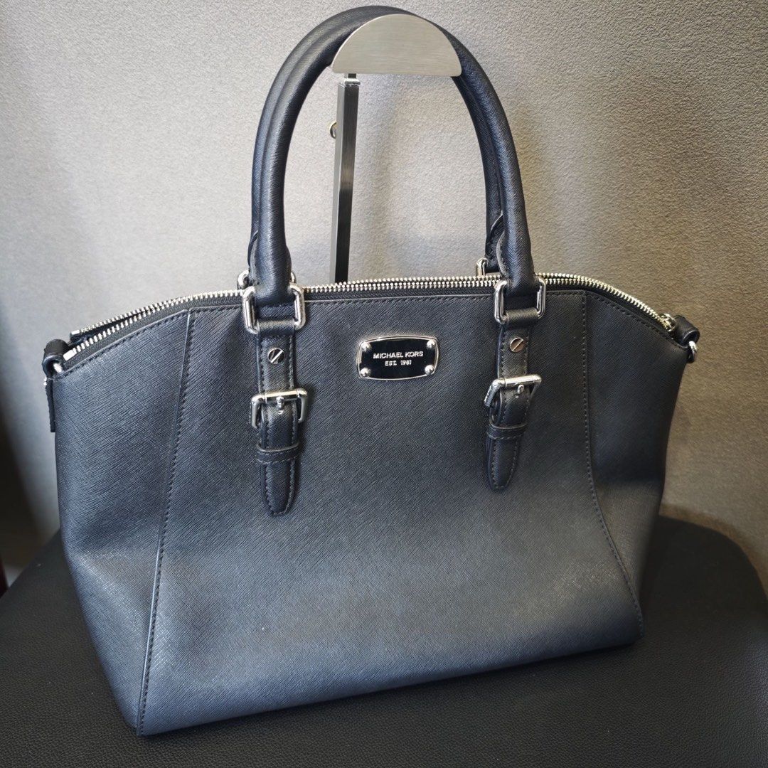 Michael Kors Leather Shoulder Bag - Genuine (Category: Luxury Bags & Wallets) located in Davao. Submitted by japanbestfind (Listing ID 1460946611, Image 1). Description: - Bought in Michael Kors outlet in Japan - Never been use -COD via LBC cash on delivery -Additional delivery fee.