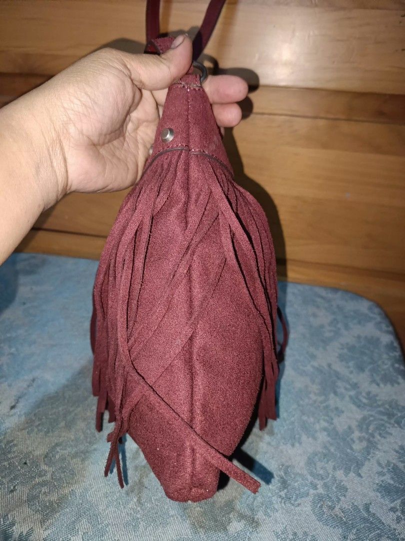 Micheal Kors Sling Bag (Category: Cross-body Bags) located in Baguio. Submitted by roselleshiddentreasures13384 (Listing ID 1460940534, Image 2). Description: 🌸Suede Leather Material 🌸No Major Issue 🌸Normal Signs Of Use Only 📏Meduim Size 🖼️Check All Photos For Other Details 🌸Limit Your Expectation The Item Is Preloved From Ukay ❌No Return No Exchange. ❗.