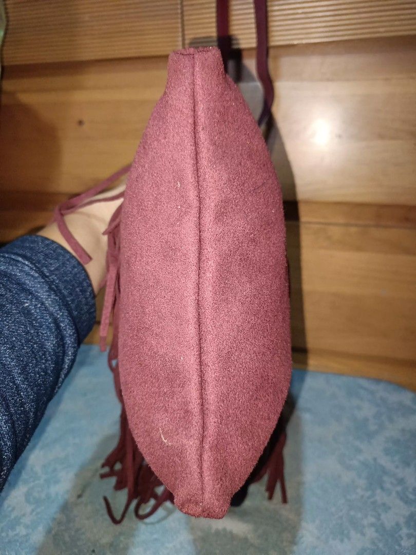Micheal Kors Sling Bag (Category: Cross-body Bags) located in Baguio. Submitted by roselleshiddentreasures13384 (Listing ID 1460940534, Image 3). Description: 🌸Suede Leather Material 🌸No Major Issue 🌸Normal Signs Of Use Only 📏Meduim Size 🖼️Check All Photos For Other Details 🌸Limit Your Expectation The Item Is Preloved From Ukay ❌No Return No Exchange. ❗.