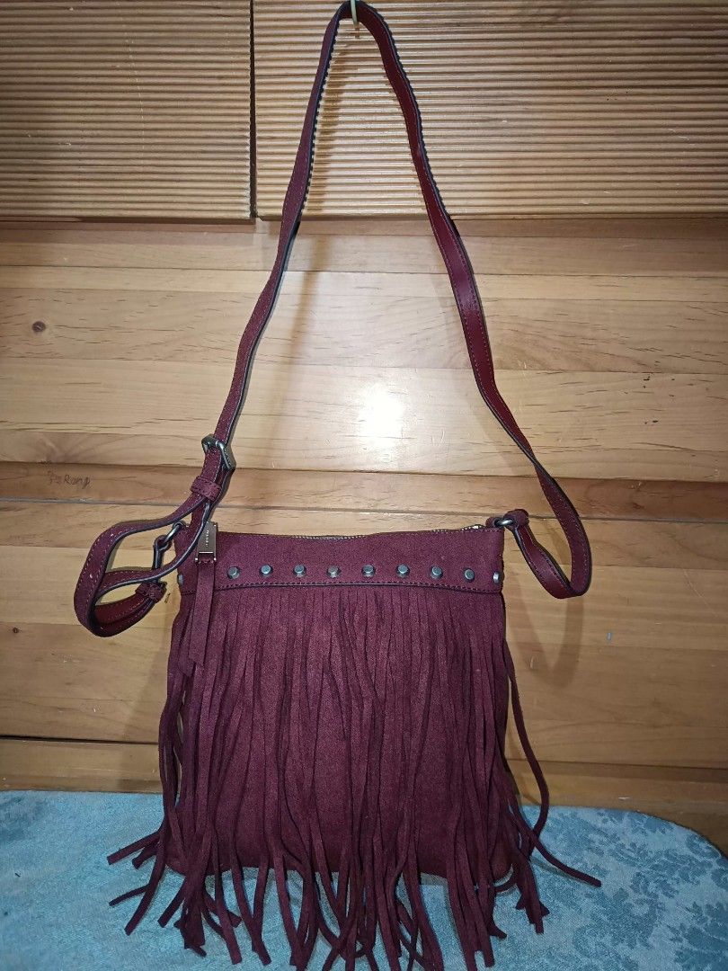 Micheal Kors Sling Bag (Category: Cross-body Bags) located in Baguio. Submitted by roselleshiddentreasures13384 (Listing ID 1460940534, Image 1). Description: 🌸Suede Leather Material 🌸No Major Issue 🌸Normal Signs Of Use Only 📏Meduim Size 🖼️Check All Photos For Other Details 🌸Limit Your Expectation The Item Is Preloved From Ukay ❌No Return No Exchange. ❗.