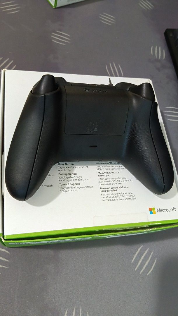 Microsoft Xbox Wireless Controller (Category: Controllers) located in Kuala Terengganu. Submitted by ryantan10 (Listing ID 1460947643, Image 3). Description: - 6 Months old, less than 20 uses, almost like new - No scratches, perfect and almost as good as new - Comes with USB cable (USB C) .