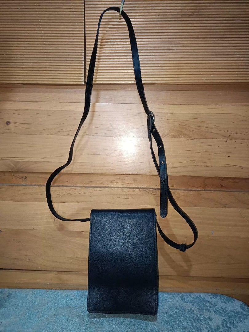 Minav Cp Sling Bag (Category: Cross-body Bags) located in Baguio. Submitted by roselleshiddentreasures13384 (Listing ID 1460939821, Image 1). Description: 🌸Leather Material 🌸No Major Issue 🌸Normal Signs Of Use Only 📏Small Size 🖼️Check All Photos For Other Details 🌸Limit Your Expectation The Item Is Preloved From Ukay ❌No Return No Exchange. ❗.