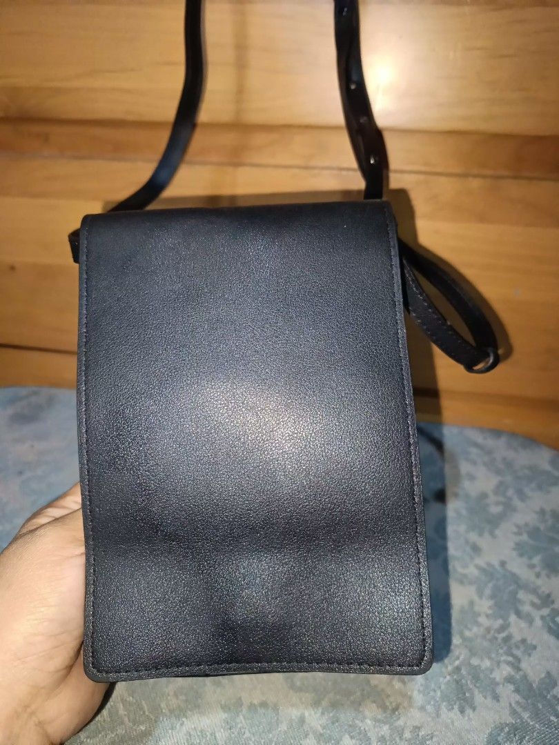 Minav Cp Sling Bag (Category: Cross-body Bags) located in Baguio. Submitted by roselleshiddentreasures13384 (Listing ID 1460939821, Image 2). Description: 🌸Leather Material 🌸No Major Issue 🌸Normal Signs Of Use Only 📏Small Size 🖼️Check All Photos For Other Details 🌸Limit Your Expectation The Item Is Preloved From Ukay ❌No Return No Exchange. ❗.