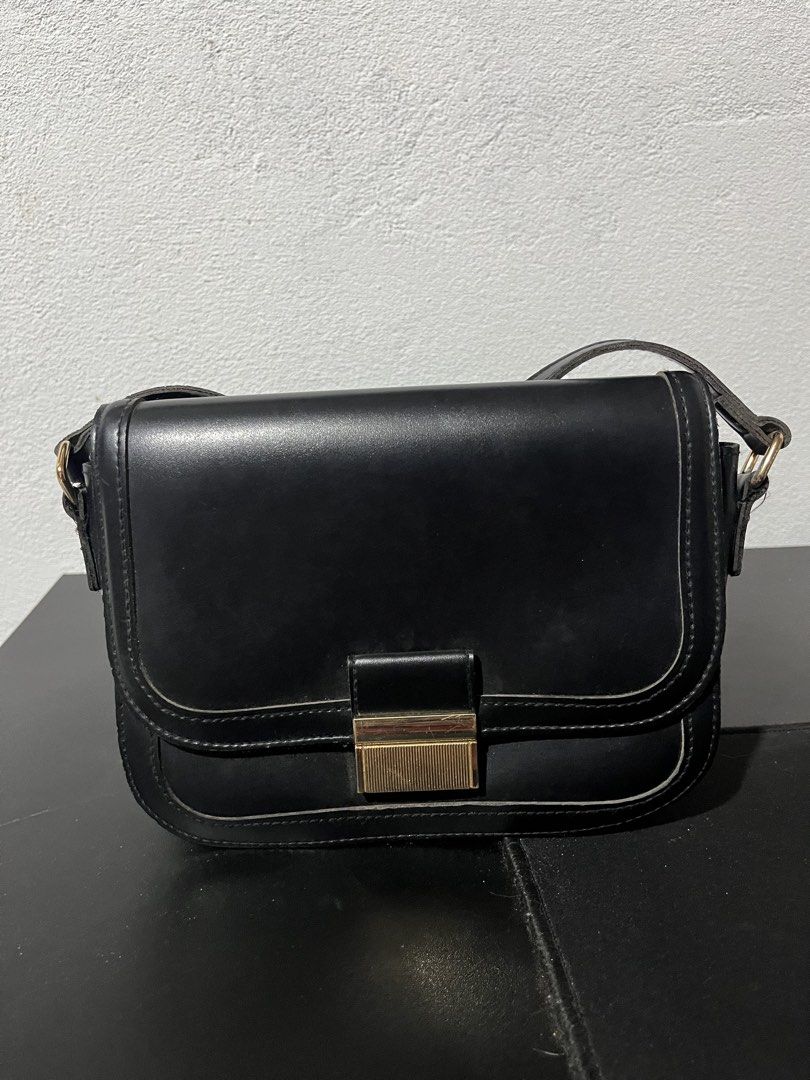 Miniso black shoulder bag (Category: Shoulder Bags) located in Tuguegarao City. Submitted by wear.lyunji (Listing ID 1461042801, Image 2). Description: spacious can fit a small umbrella.