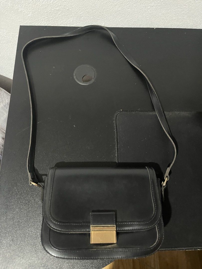 Miniso black shoulder bag (Category: Shoulder Bags) located in Tuguegarao City. Submitted by wear.lyunji (Listing ID 1461042801, Image 1). Description: spacious can fit a small umbrella.