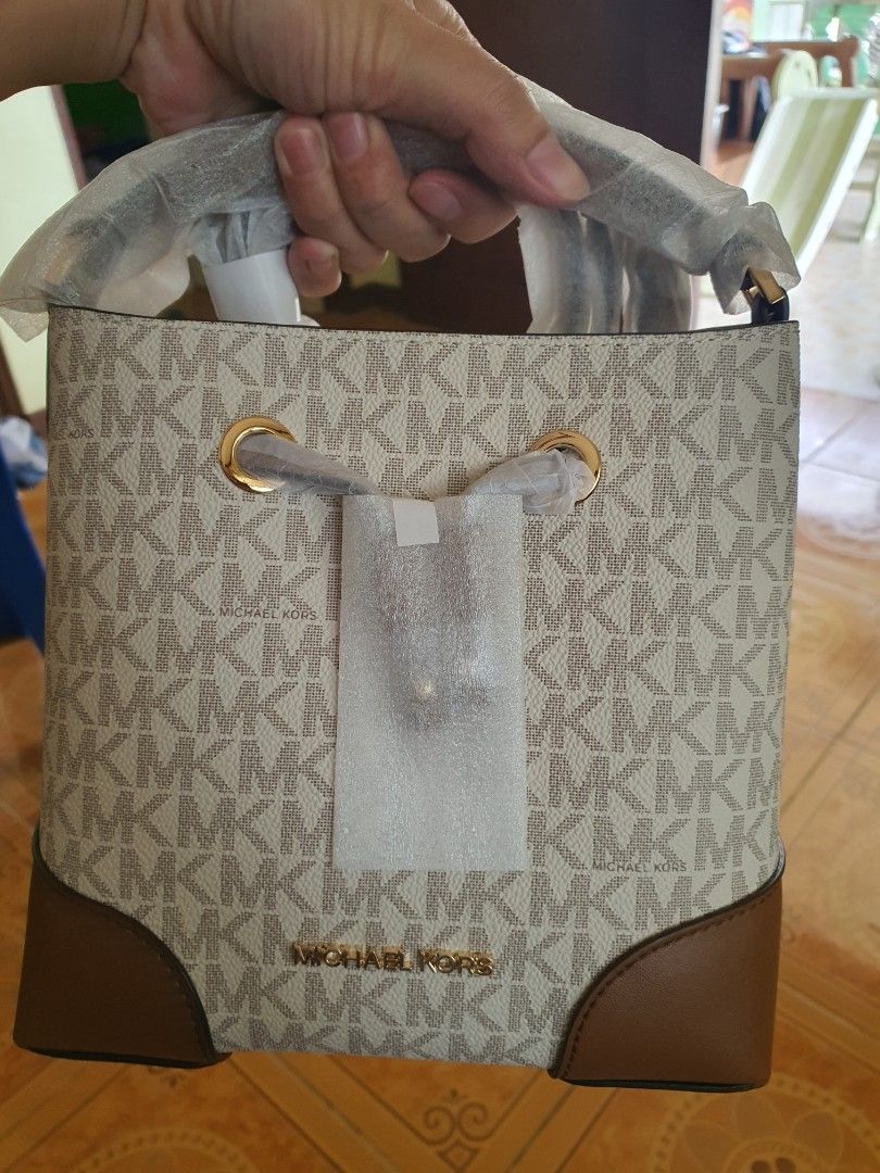MK Original Small bucket (Category: Cross-body Bags) located in Cabanatuan. Submitted by mikaela_karla (Listing ID 1460970653, Image 1). Description: Original Michael kors sealed pa small bucket.