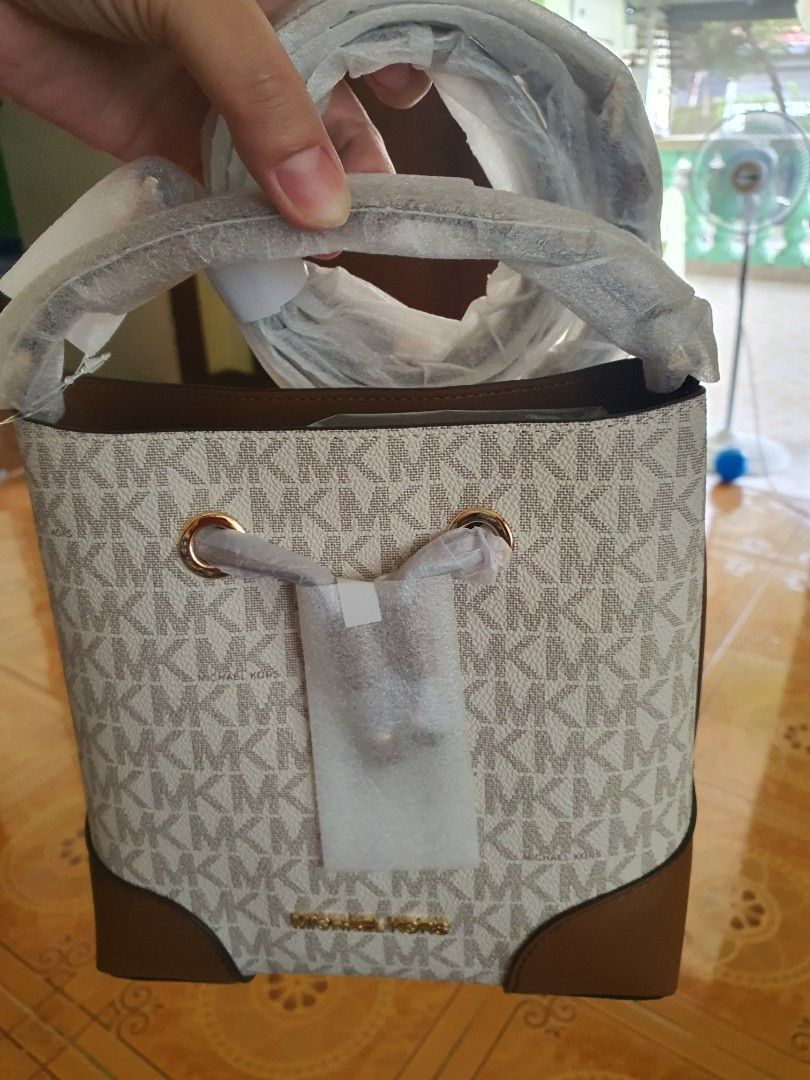 MK Original Small bucket (Category: Cross-body Bags) located in Cabanatuan. Submitted by mikaela_karla (Listing ID 1460970653, Image 2). Description: Original Michael kors sealed pa small bucket.