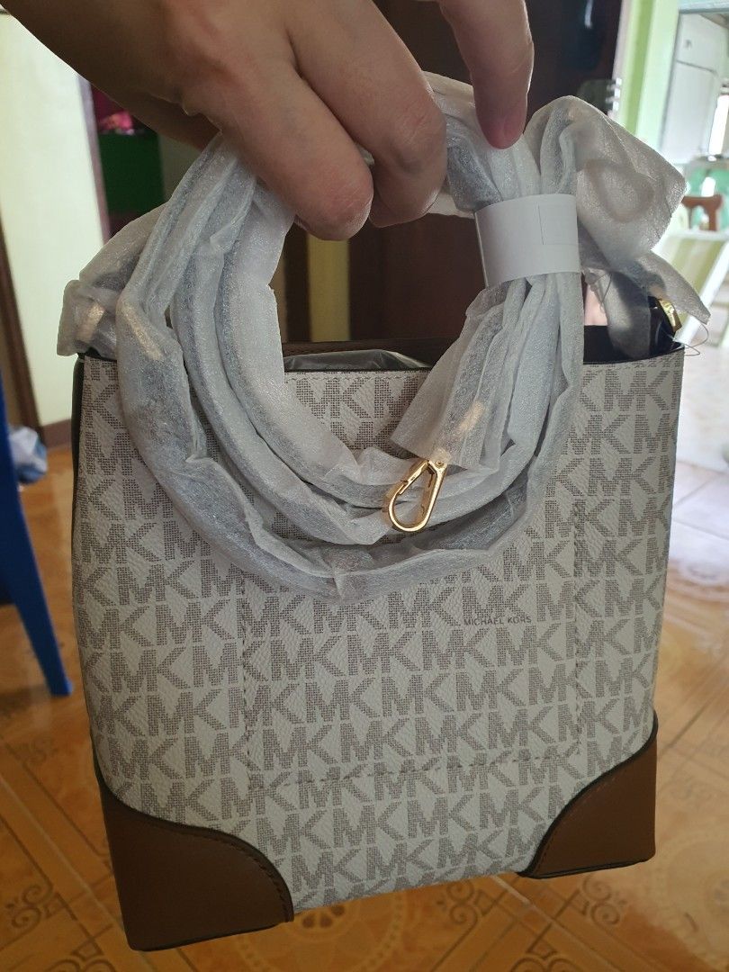 MK Original Small bucket (Category: Cross-body Bags) located in Cabanatuan. Submitted by mikaela_karla (Listing ID 1460970653, Image 3). Description: Original Michael kors sealed pa small bucket.
