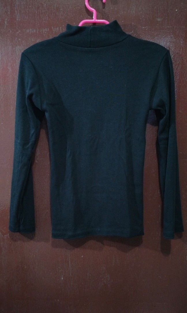 MOCK NECK RIBBED PULLOVER (Category: Longsleeves) located in Manila. Submitted by friperie. (Listing ID 1461023334, Image 3). Description: Disclaimer: Product Color May Slightly Vary Due to Photographic Lighting Sources or Your Monitor Settings issue slightly discoloration on neck ( try dyeing na lang ) Dm for other pictures or details..