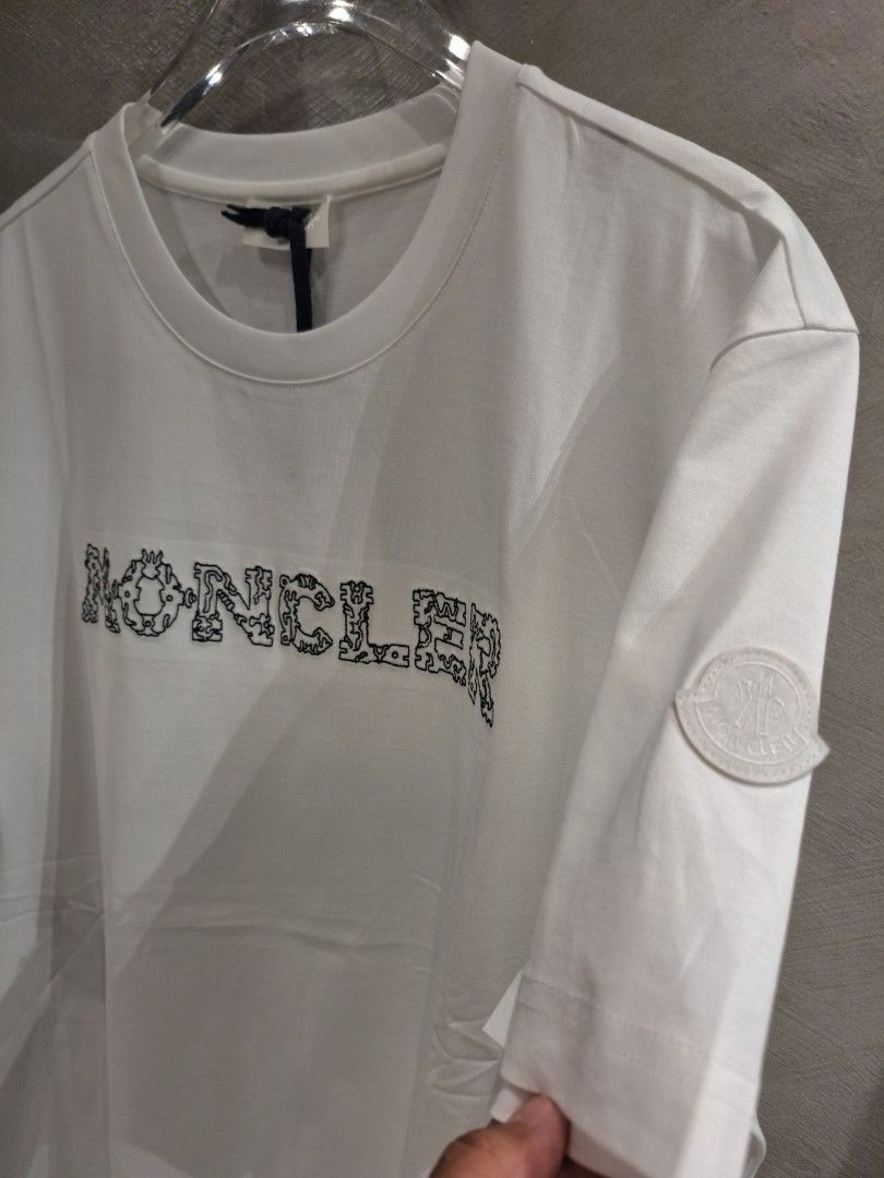 Moncler printed shirt bnew legit (Category: Tshirts & Polo Shirts ) located in Muntinlupa City. Submitted by kstefanomela14 (Listing ID 1461013907, Image 2). Description: Moncler printed tshirts Available in black and white Sizes: Medium to XL Kindly send me your chest width in inches (armpit to armpit) Cod cop Lbc lalamove.