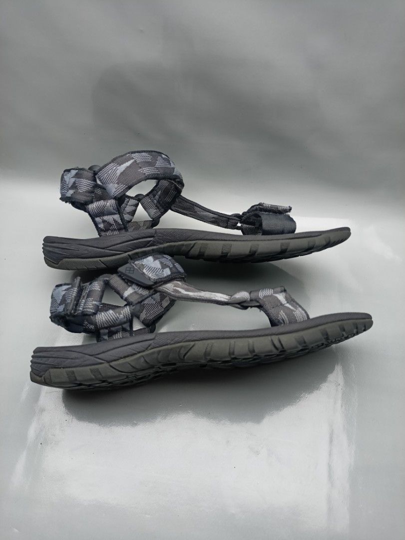 Montbell Camo Strap Sandals (Category: Sandals) located in Dasmarinas. Submitted by ziapatos (Listing ID 1460939958, Image 2). Description: Montbell sandals in a grey camouflage pattern. Size 4 US Men / 6 US Women / 37 Euro. Insole measures 23.5 cm. Adjustable straps for a good fit. Great for outdoor activities or casual wear. VERY GOOD CONDITION Php 650 ONLY + Sf Mop Via Gcash No Cop / No Cod Cour: J&t , Lbc , Lalamove DM For More Details 📩📩📩