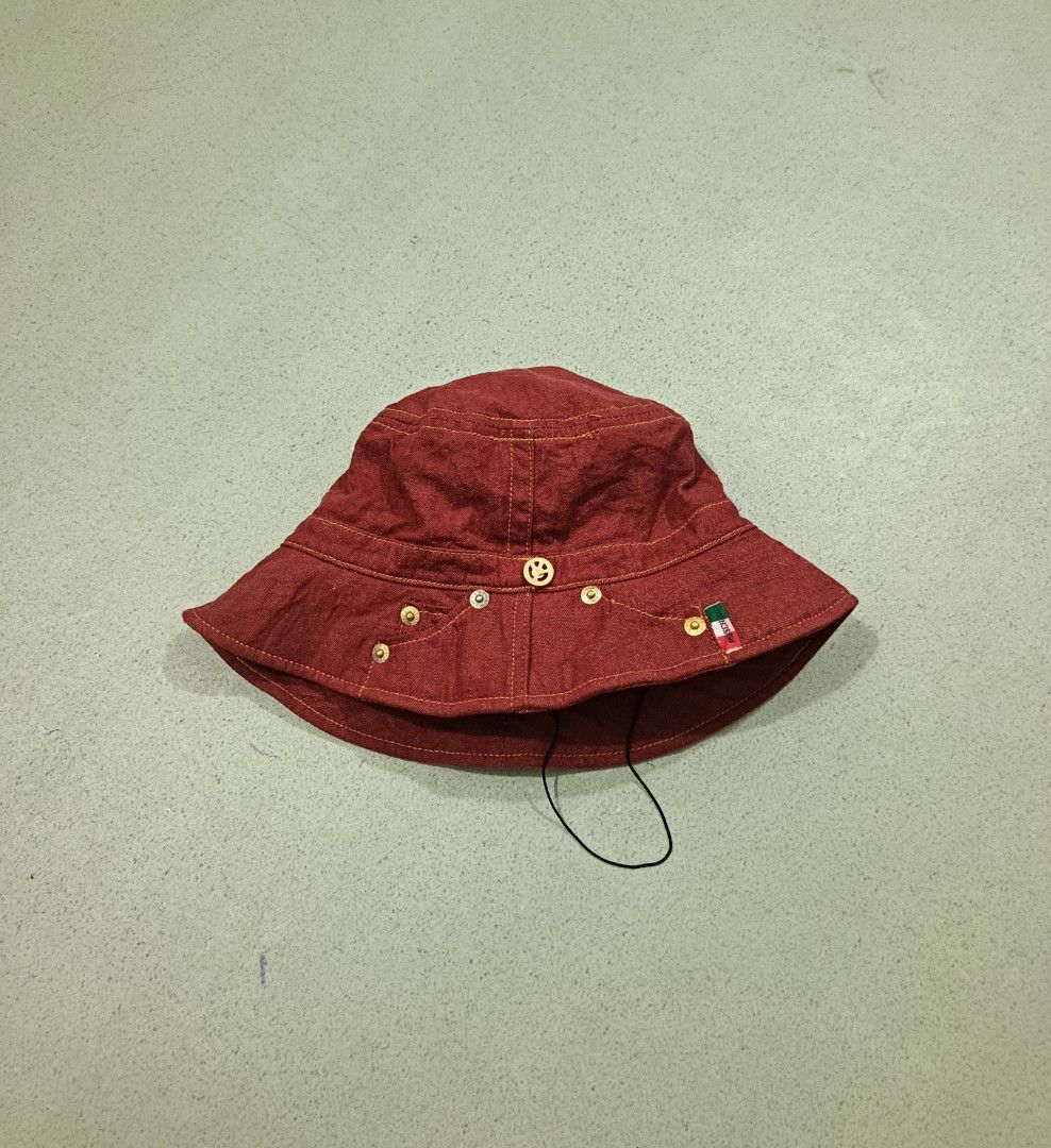 Moschino Bucket Hat (Category: Caps & Hats) located in Santa Cruz. Submitted by friendlyfire1 (Listing ID 1461041885, Image 1). Description: +SF.