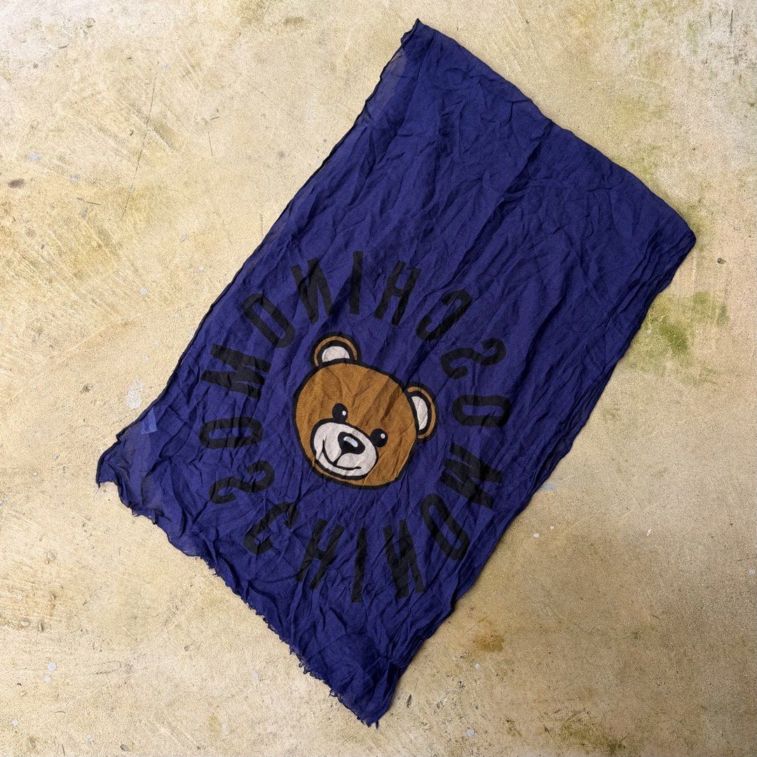 Moschino scarf (Category: Luxury Accessories) located in Cavite. Submitted by shiro_____. (Listing ID 1460974510, Image 1). Description: Moschino scarf Excellent condition Price 1800 Pm🗝️.