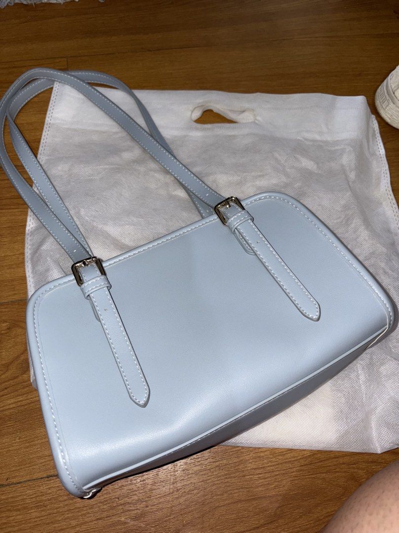 Mossdoom light blue shoulder bag (Category: Luxury Bags & Wallets) located in San Pedro. Submitted by maria_xoxo (Listing ID 1460947347, Image 2). Description: -Shoulder bag -light blue -comes with the eco bag when it was bought -used only 3x RFS: realized i don’t like the color:(.