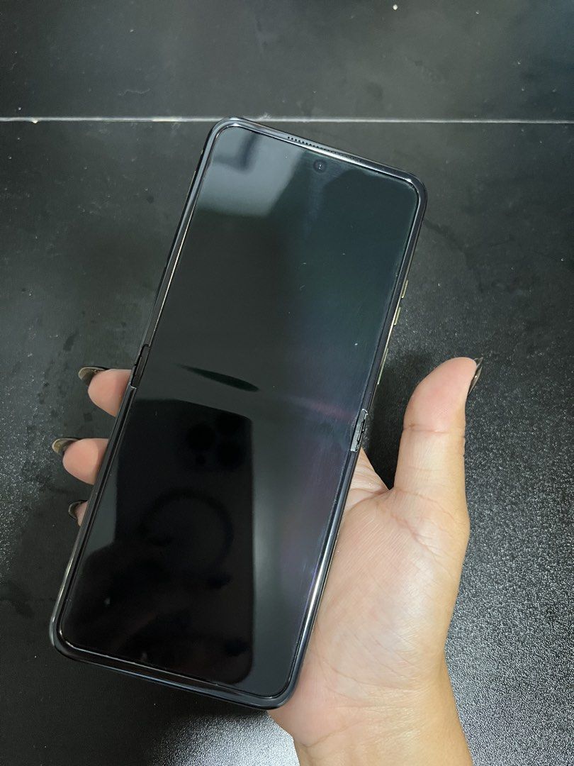 Motorola Razr plus 2024 model (Category: Motorola) located in Bacoor. Submitted by tigersugarmilktea (Listing ID 1460923356, Image 3). Description: * Charger and box included * 256GB storage * 6.9” 165Hz internal display * 4” external display - any app can be accessed through the external screen. Very convenient * 50MP main + 50MP 2× telephoto * 4,000mAh battery * 45W wired charging * 15W wireless charging * IPX8.