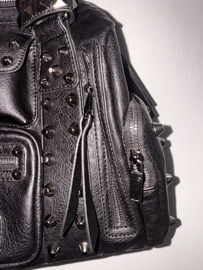 Punk Faux Leather Shoulder Bag （分類：單肩包）位於 Hong Kong。 由 sacha06 提交（商品編號 1461085770，圖片 3）。簡介： Selling this bag as I just got an internship and won’t have much time to use it anymore. Can carry many stuff including iPad, water bottle, and power bank, etc. Condition is excellent — only used couple times, still looks almost brand new. One of the side zippers broke and has been replaced with a matching metal zipper (same colour/tone). It functioms perf