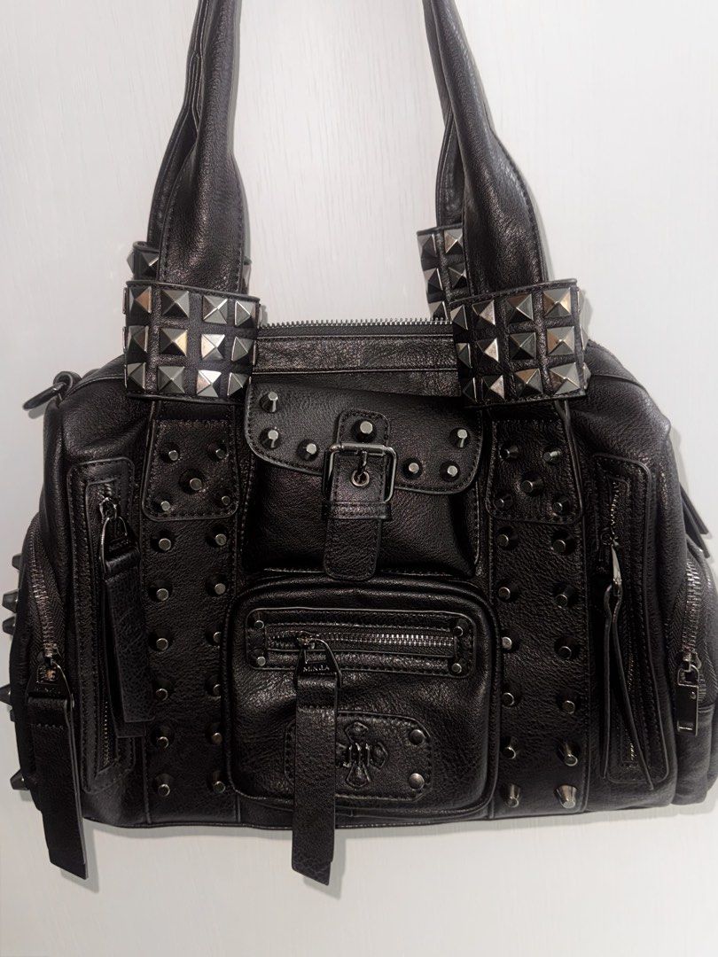 Punk Faux Leather Shoulder Bag （分類：單肩包）位於 Hong Kong。 由 sacha06 提交（商品編號 1461085770，圖片 1）。簡介： Selling this bag as I just got an internship and won’t have much time to use it anymore. Can carry many stuff including iPad, water bottle, and power bank, etc. Condition is excellent — only used couple times, still looks almost brand new. One of the side zippers broke and has been replaced with a matching metal zipper (same colour/tone). It functioms perf
