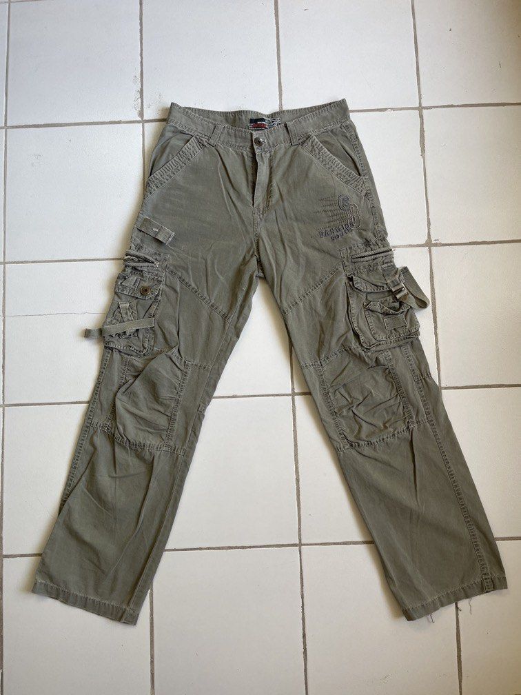 Navy green fatigue pants (Category: Trousers) located in Cebu City. Submitted by solarsyst3m (Listing ID 1460942426, Image 1). Description: Waist: 30 Outseam: 42 Inseam: 28 approx Hip: 20 approx + SF.