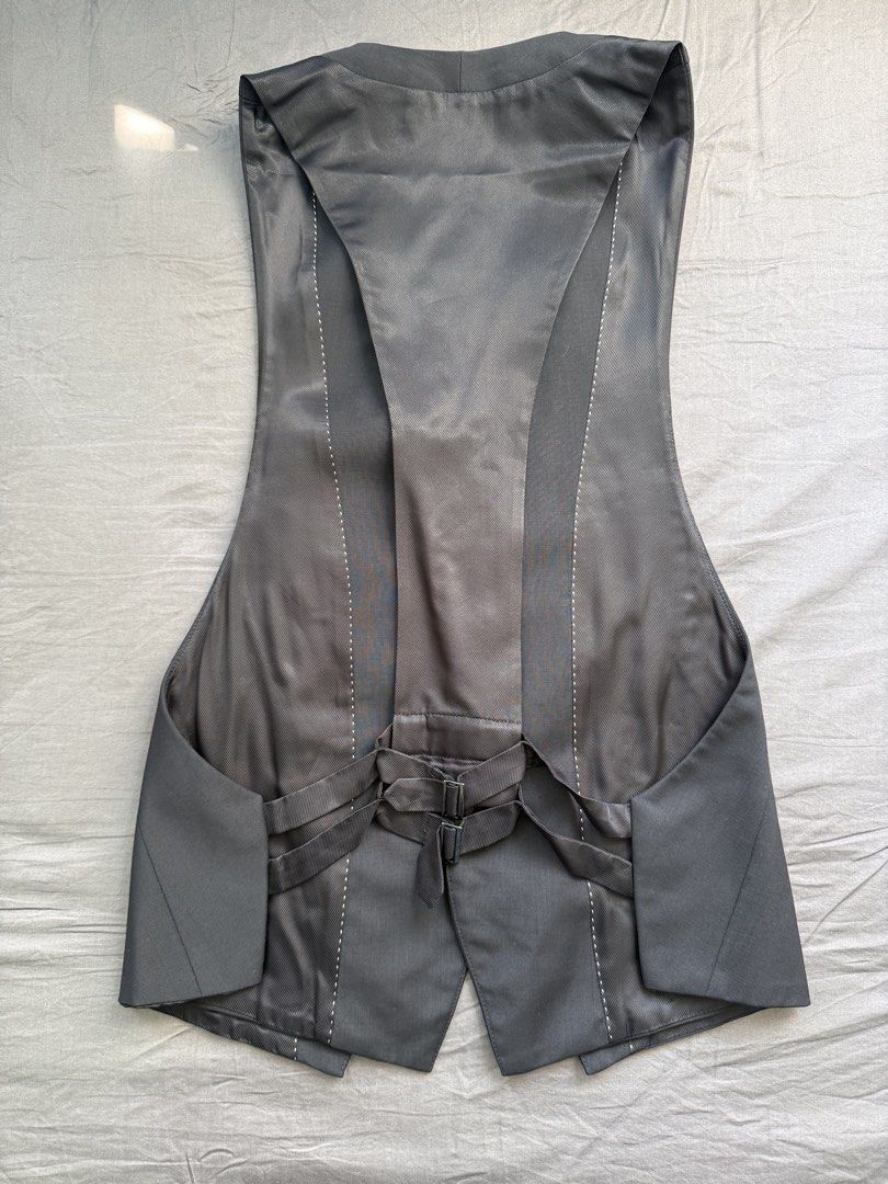 Neil Barrett double layer waistcoat （分類：外套及戶外衣服）位於 Hong Kong。 由 j111t 提交（商品編號 1460934487，圖片 2）。簡介： *不議價 *不交換 *不郵寄，只當面電金交收 Neil Barrett 羊毛西裝背心, 背部扣可調校 Size 46。