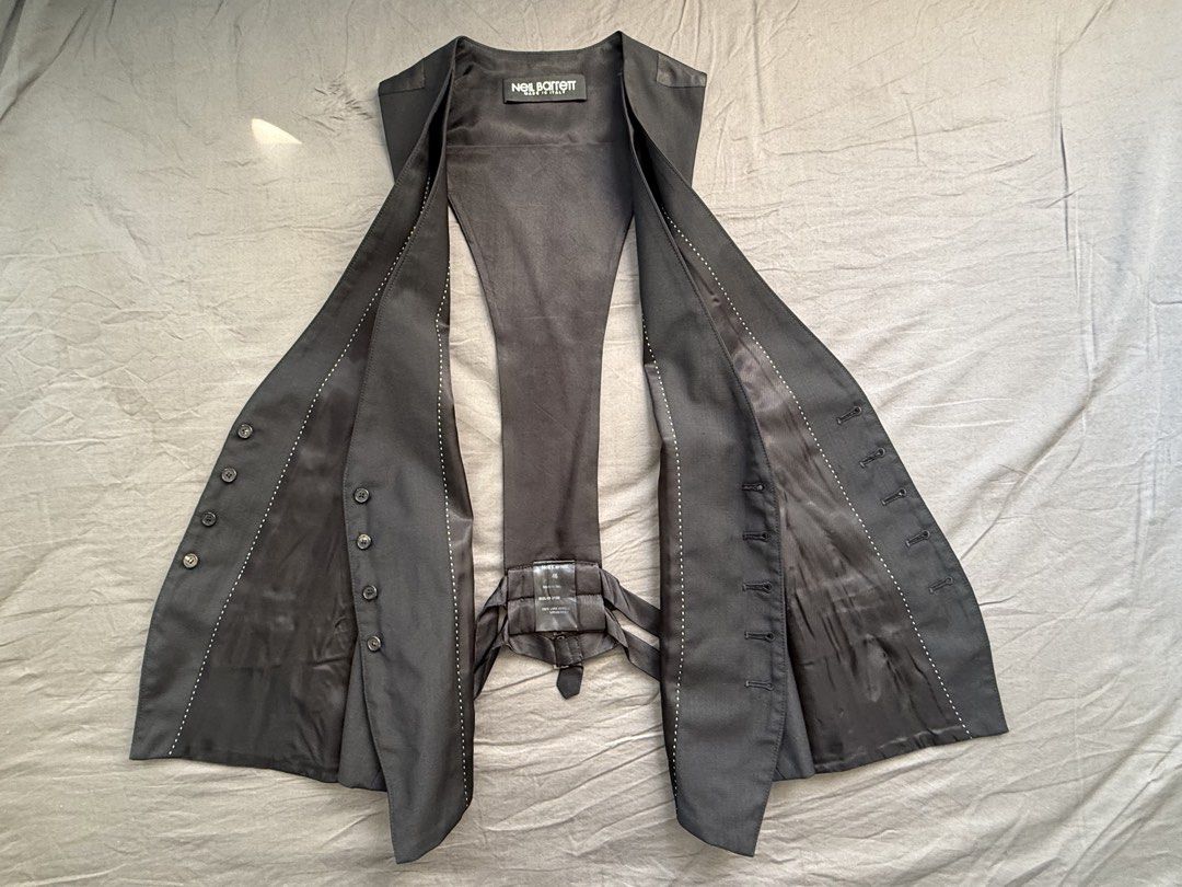 Neil Barrett double layer waistcoat （分類：外套及戶外衣服）位於 Hong Kong。 由 j111t 提交（商品編號 1460934487，圖片 4）。簡介： *不議價 *不交換 *不郵寄，只當面電金交收 Neil Barrett 羊毛西裝背心, 背部扣可調校 Size 46。