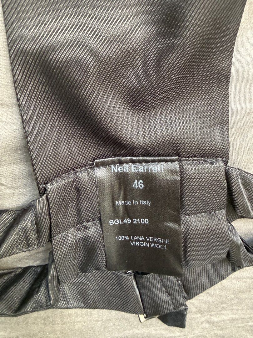 Neil Barrett double layer waistcoat （分類：外套及戶外衣服）位於 Hong Kong。 由 j111t 提交（商品編號 1460934487，圖片 8）。簡介： *不議價 *不交換 *不郵寄，只當面電金交收 Neil Barrett 羊毛西裝背心, 背部扣可調校 Size 46。
