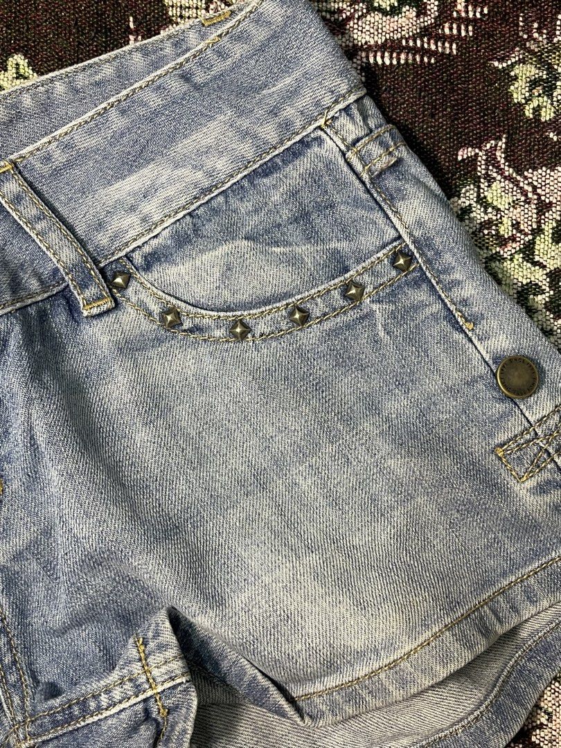 Net-Jeans Denim Shorts with Studs - Size 25 (Category: Shorts) located in Manila. Submitted by sennisen (Listing ID 1461077093, Image 3). Description: - Brand: Net-Jeans - Style: Light wash denim shorts - Size: 25 - Closure: Double button - Details: Studded pockets - Occasion: Casual wear.