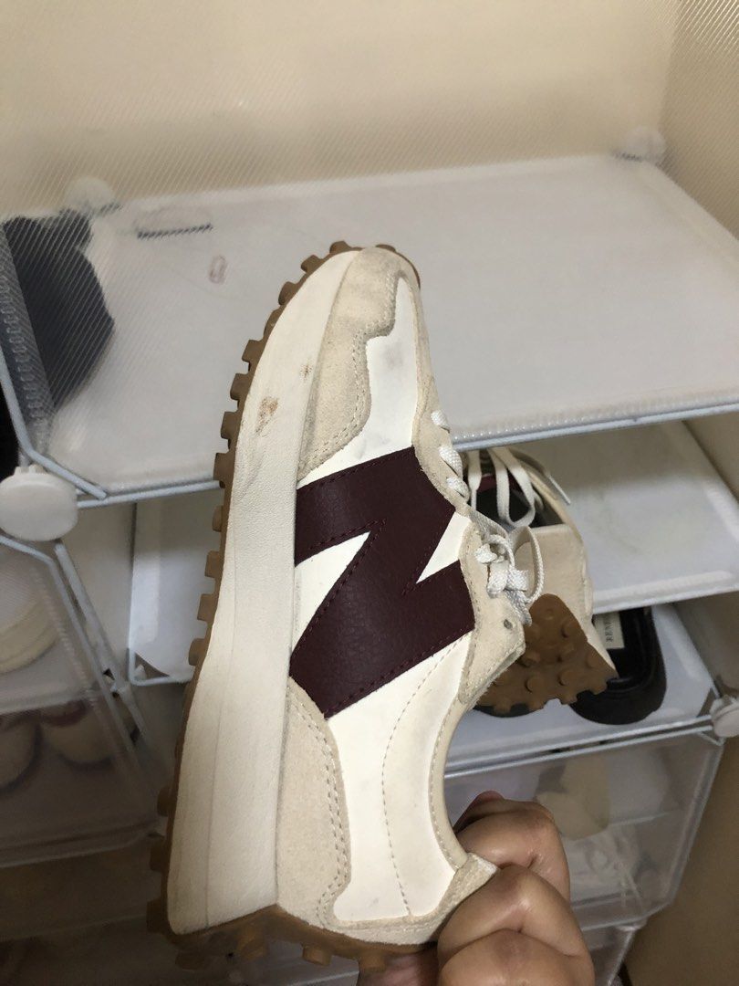 New Balance 327 - Maroon | Size 5 | 22cm (Category: Sneakers) located in Cavite. Submitted by sell.kya (Listing ID 1461071909, Image 3). Description: Selling used New Balance 327 Maroon US 5 | 22cm Bought in Japan (Gotemba) Original lace | NO BOX included RFS: not compatible w/ wide feet girlie 💔 needs cleaning lang.