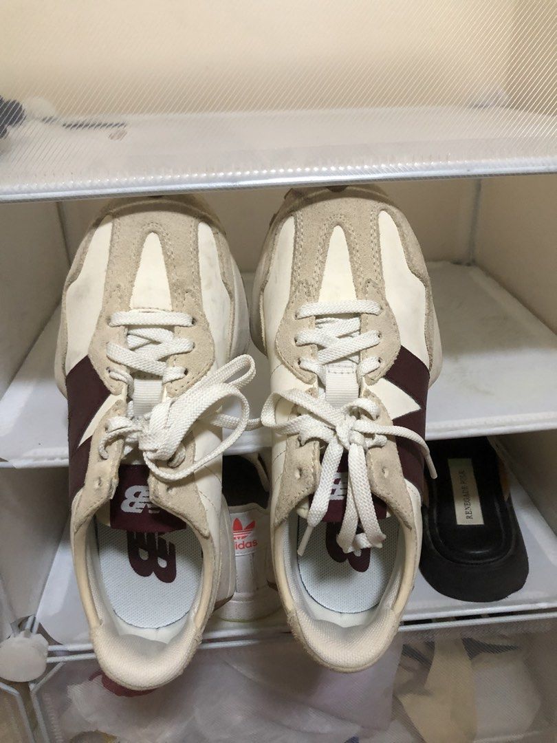 New Balance 327 - Maroon | Size 5 | 22cm (Category: Sneakers) located in Cavite. Submitted by sell.kya (Listing ID 1461071909, Image 1). Description: Selling used New Balance 327 Maroon US 5 | 22cm Bought in Japan (Gotemba) Original lace | NO BOX included RFS: not compatible w/ wide feet girlie 💔 needs cleaning lang.