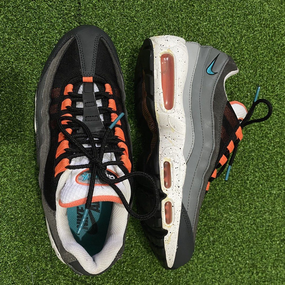 NIKE AIR MAX 95 (Category: Sneakers) located in Zaragoza. Submitted by 9701026734 (Listing ID 1461012403, Image 2). Description: NIKE AIR 95 Size 7.5 Very Good condition Color rate 9.7/10 Condition 9.6/10 ISSUE BAKBAK NA KULOR NYA SA MIDSOLE.