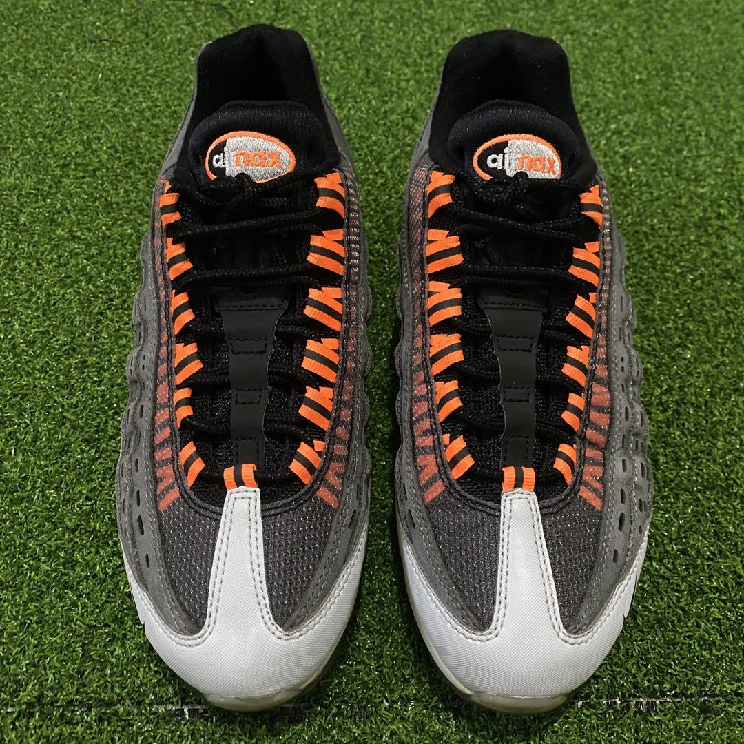 NIKE AIR MAX 95 x kim jones (Category: Sneakers) located in Zaragoza. Submitted by kurlarances (Listing ID 1461036069, Image 3). Description: NIKE AIR MAX 95 Size 6.5 eur 39 Very Good condition Color rate 9.7/10 Condition 9.6/10 ISSUE YELLOW STAIN SA MIDSOLE.