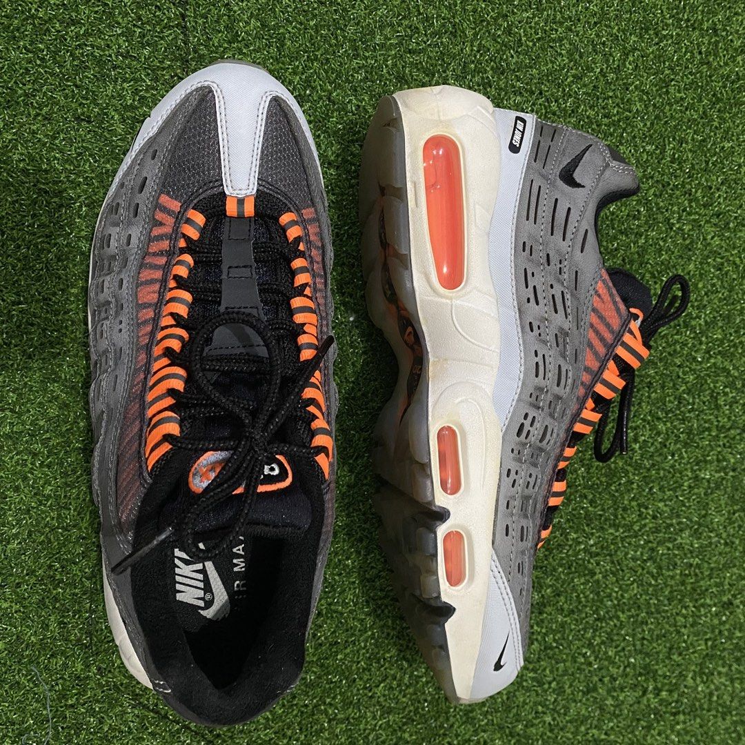 NIKE AIR MAX 95 x KIM JONES (Category: Sneakers) located in Zaragoza. Submitted by kurlnathaniel02 (Listing ID 1461072587, Image 2). Description: NIKE AIR MAX 95 x kim jones Size 6.5 eur 39 Very Good condition Color rate 9.7/10 Condition 9.6/10 ISSUE YELLOW STAIN SA MIDSOLE.