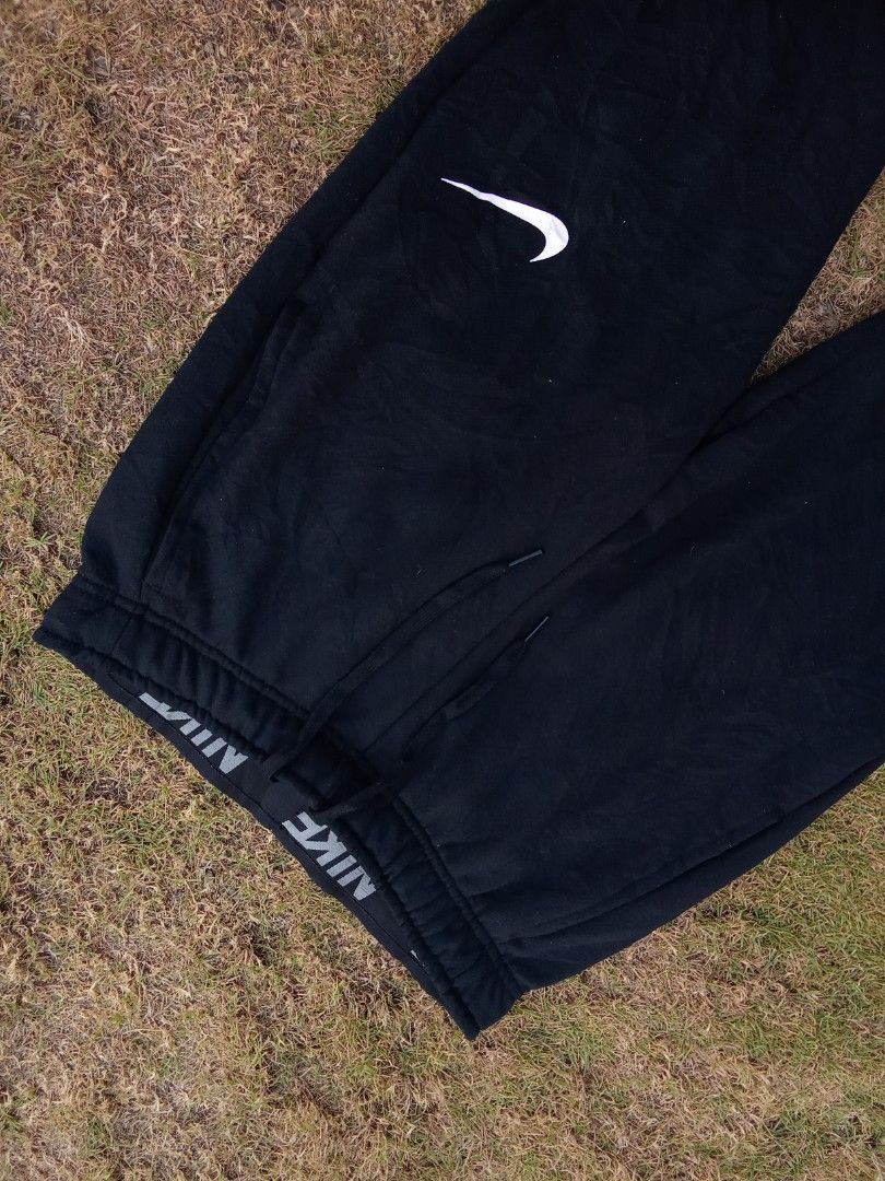 Nike Black Jogger Sweatpants (Category: Joggers) located in Pinamungahan. Submitted by soyyysoyyy96 (Listing ID 1461086473, Image 3). Description: NIKE JOGGER MEDIUM 30-31 WAIST 36 INCHES LENGTH 4 INCHES ANKLE WIDTH GOOD AS NEW 10|10 COLOR RATE NO ANY ISSUES 650 ADD SF PINAMUNGAJAN, CEBU LOC..