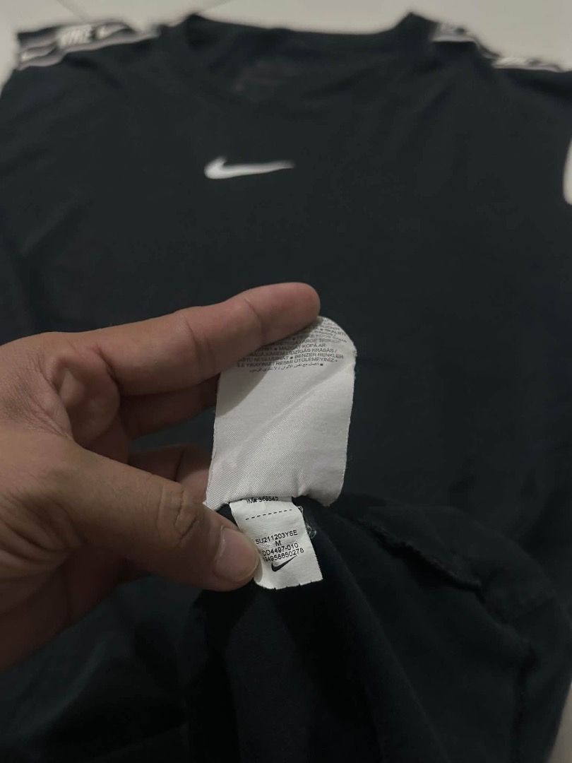 NIKE black muscle tee (Category: Tshirts & Polo Shirts ) located in Manila. Submitted by nb_thriftshop (Listing ID 1461082668, Image 3). Description: n1ke muscle tee 28 length 20.5 width height 5'5 weight 65kg medium no issue need wash.