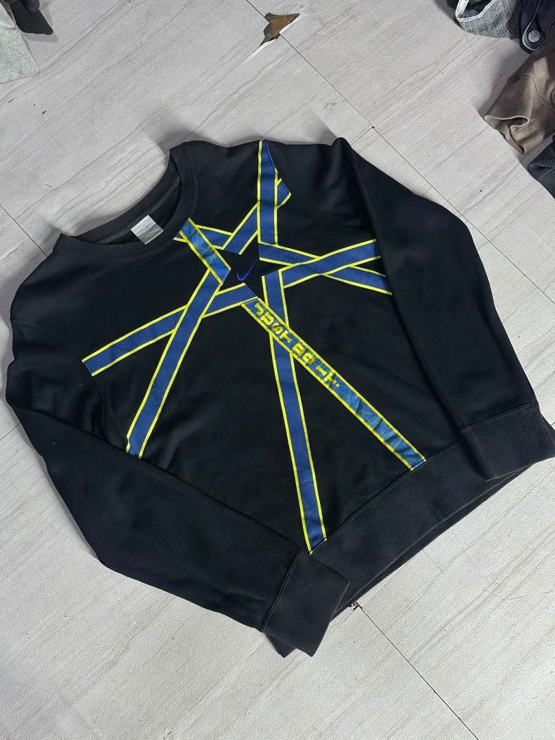NIKE black sweater (Category: Hoodies) located in Manila. Submitted by nb_thriftshop (Listing ID 1461062227, Image 1). Description: n1ke long sleeve 24 length 19 width small to medium no issue need wash.