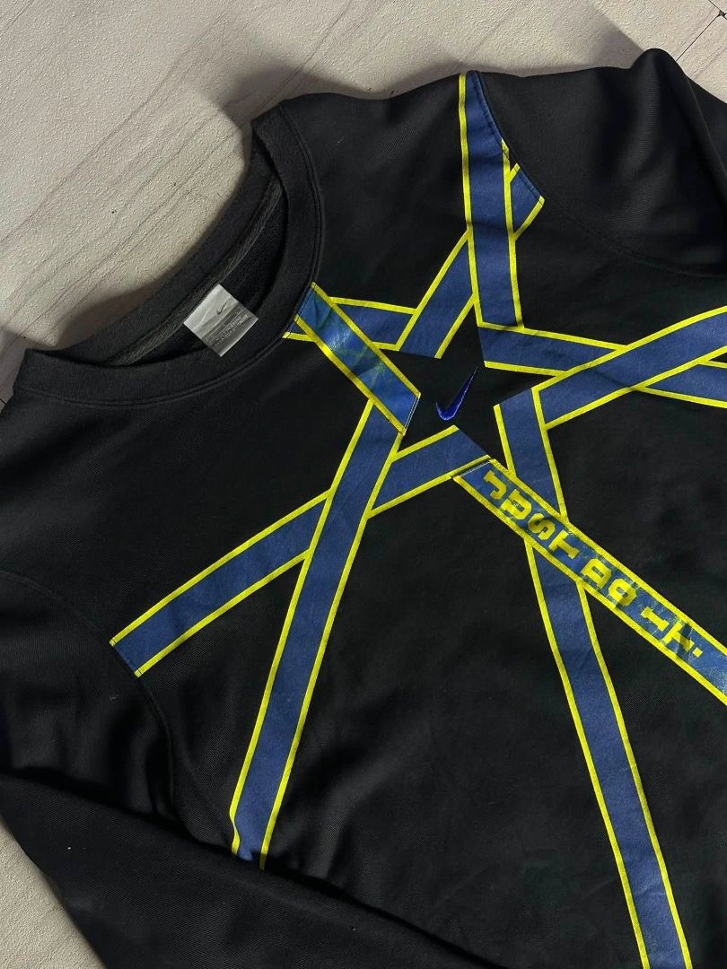 NIKE black sweater (Category: Hoodies) located in Manila. Submitted by nb_thriftshop (Listing ID 1461062227, Image 2). Description: n1ke long sleeve 24 length 19 width small to medium no issue need wash.