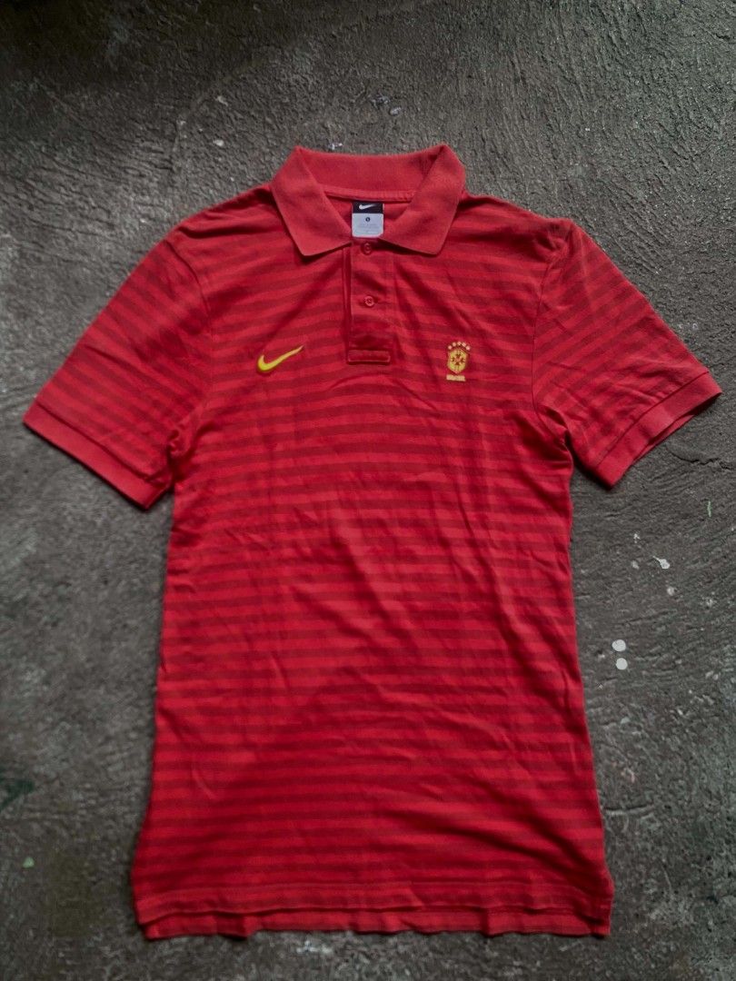 Nike Brazil CBF Polo (Category: Tshirts & Polo Shirts ) located in Caloocan City. Submitted by hustlenhunt (Listing ID 1461051880, Image 1). Description: Authentic Nike football piece Dimes:16x28 • Red tonal stripe design • CBF Brazil crest 🇧🇷 • Gold embroidered Swoosh • Size S • 100% Cotton • Made in China •Condition: 8.5/10 •Minimal stain(on the last photo) MOP- Gcash/BDO MOD- JNT/LALAMOVE/MEET-UP 📍LOCATION: North Caloocan 📦 Shipping availa