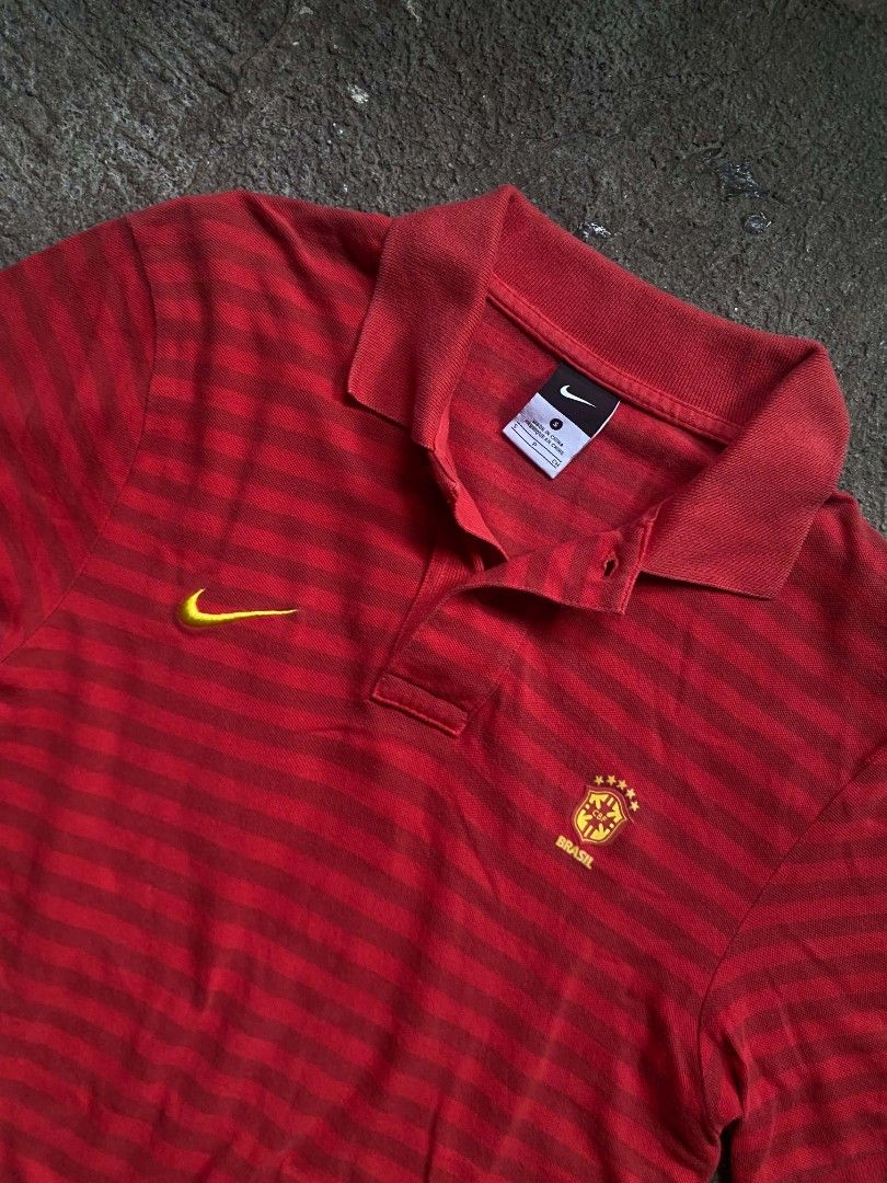 Nike Brazil CBF Polo (Category: Tshirts & Polo Shirts ) located in Caloocan City. Submitted by hustlenhunt (Listing ID 1461051880, Image 2). Description: Authentic Nike football piece Dimes:16x28 • Red tonal stripe design • CBF Brazil crest 🇧🇷 • Gold embroidered Swoosh • Size S • 100% Cotton • Made in China •Condition: 8.5/10 •Minimal stain(on the last photo) MOP- Gcash/BDO MOD- JNT/LALAMOVE/MEET-UP 📍LOCATION: North Caloocan 📦 Shipping availa
