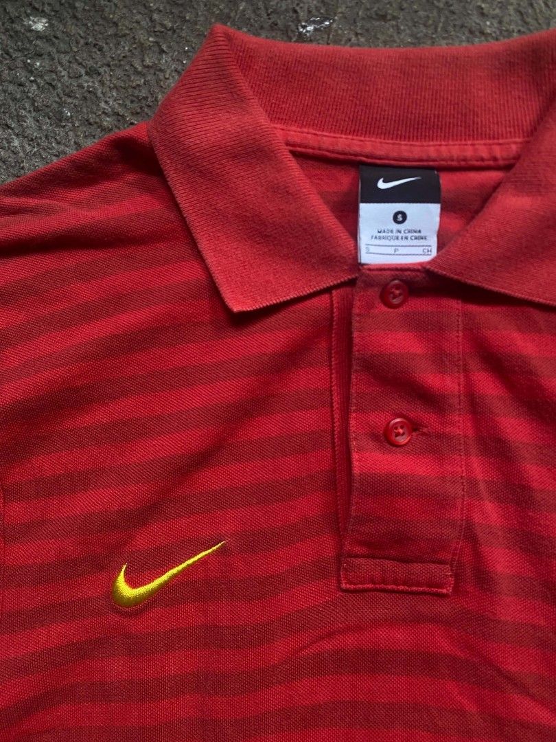 Nike Brazil CBF Polo (Category: Tshirts & Polo Shirts ) located in Caloocan City. Submitted by hustlenhunt (Listing ID 1461051880, Image 3). Description: Authentic Nike football piece Dimes:16x28 • Red tonal stripe design • CBF Brazil crest 🇧🇷 • Gold embroidered Swoosh • Size S • 100% Cotton • Made in China •Condition: 8.5/10 •Minimal stain(on the last photo) MOP- Gcash/BDO MOD- JNT/LALAMOVE/MEET-UP 📍LOCATION: North Caloocan 📦 Shipping availa