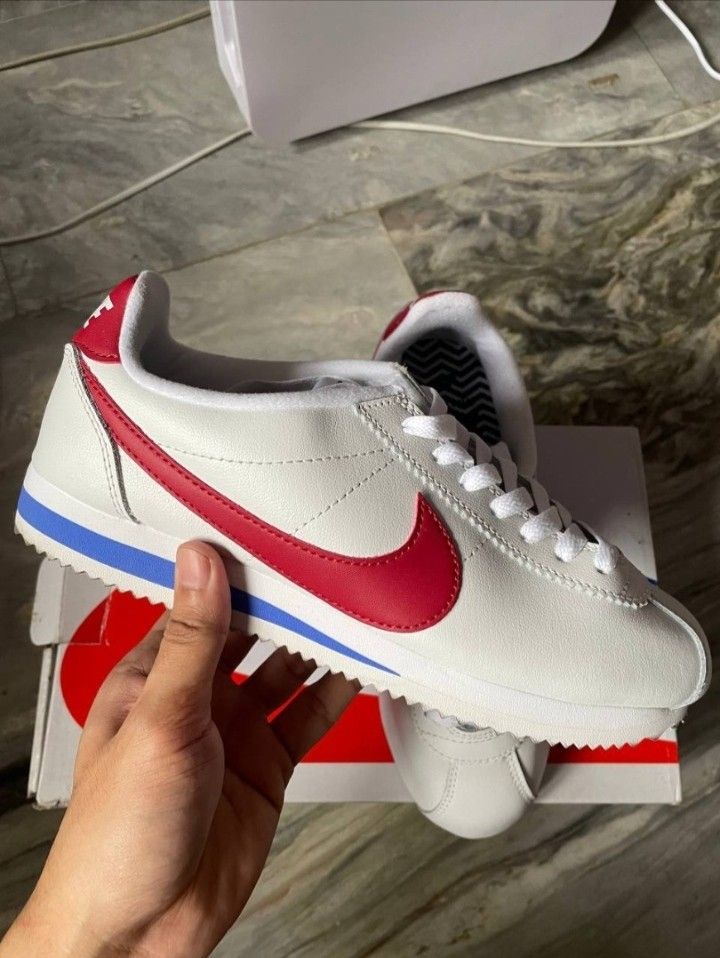 Nike Cortez White Red Blue (Category: Sneakers) located in San Felipe. Submitted by denyelli (Listing ID 1460967138, Image 3). Description: - Size: 25cm - OEM - Includes box Mode of Payment: Gcash/Bank Transfer.