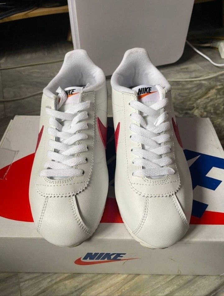 Nike Cortez White Red Blue (Category: Sneakers) located in San Felipe. Submitted by denyelli (Listing ID 1460967138, Image 2). Description: - Size: 25cm - OEM - Includes box Mode of Payment: Gcash/Bank Transfer.