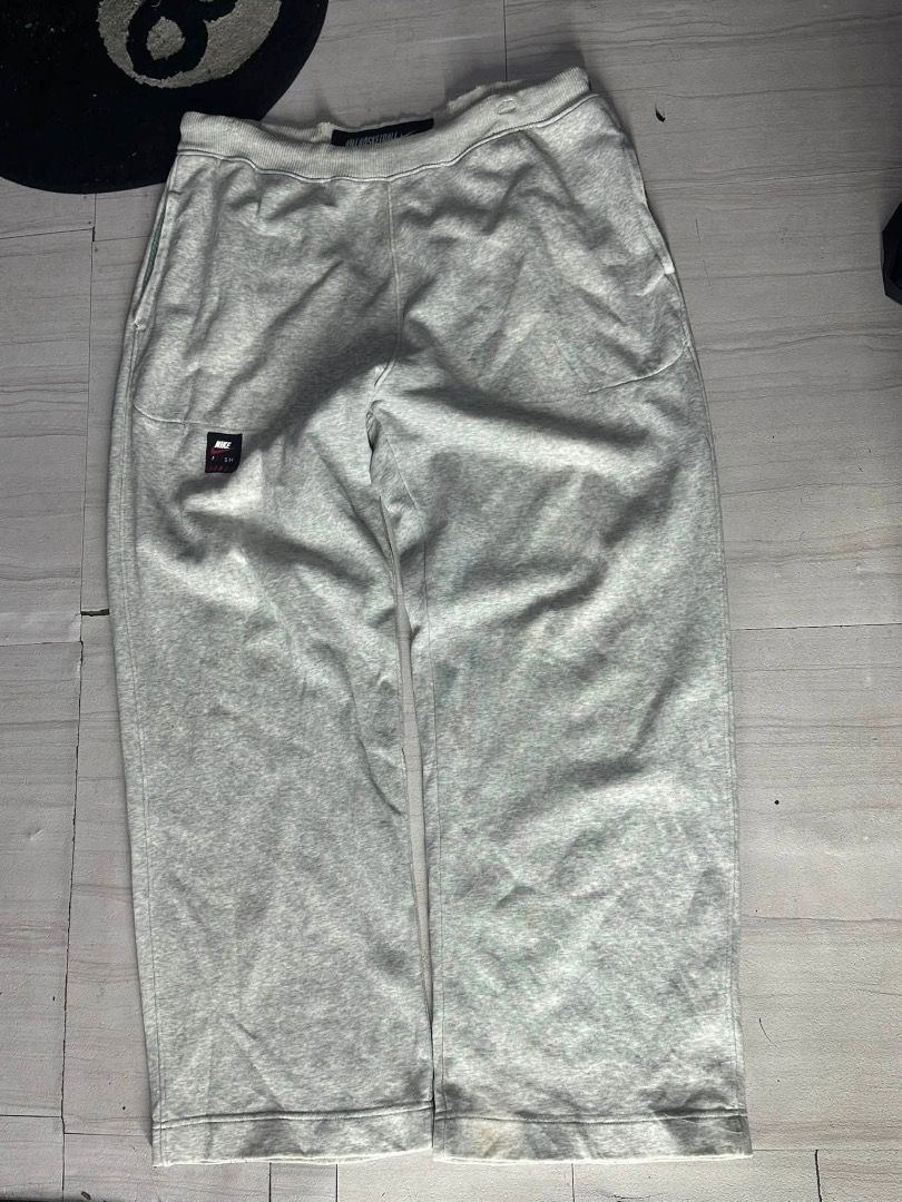 NIke gray sweatpants (Category: Joggers) located in Manila. Submitted by nb_thriftshop (Listing ID 1461068782, Image 1). Description: n1ke gray baggy sweatpants waist 30 to 40 has lace and garter length 42 leg hole 12 need wash .
