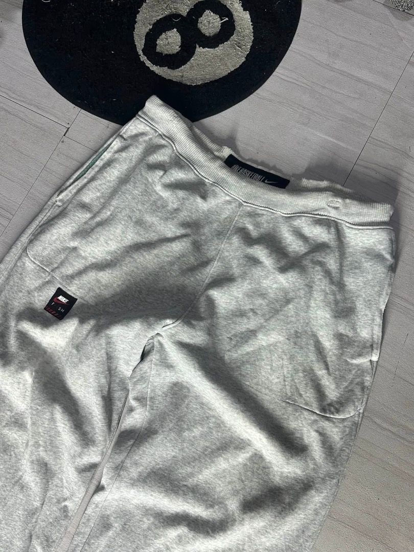 NIke gray sweatpants (Category: Joggers) located in Manila. Submitted by nb_thriftshop (Listing ID 1461068782, Image 2). Description: n1ke gray baggy sweatpants waist 30 to 40 has lace and garter length 42 leg hole 12 need wash .