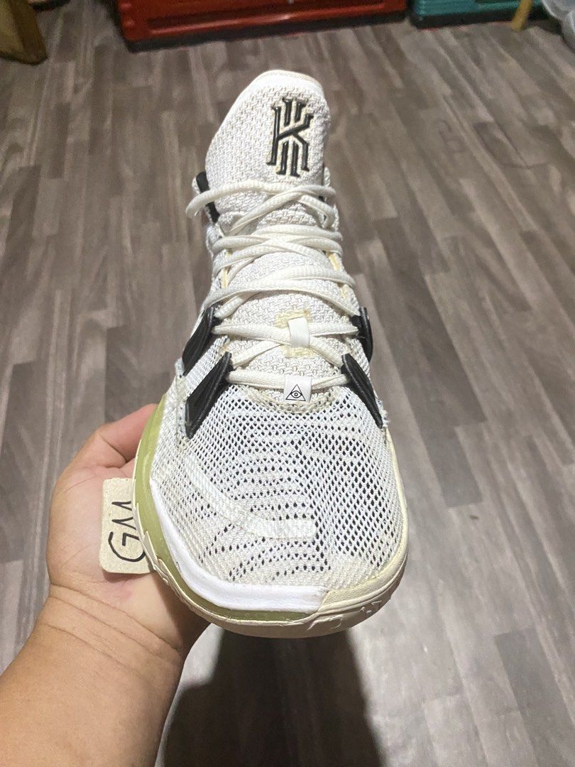 Nike Kyrie 4 (Category: Sneakers) located in Cebu City. Submitted by freemoon.b85e0c (Listing ID 1461095039, Image 3). Description: - Nike Kyrie 4 Thrifted/2nd hnd Size 9 us/8 uk/42.5 euro/27 cm Price 580 plus sf Minimal sign of usage.
