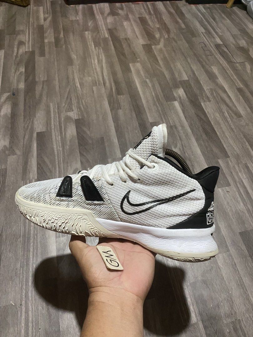 Nike Kyrie 4 (Category: Sneakers) located in Cebu City. Submitted by freemoon.b85e0c (Listing ID 1461095039, Image 2). Description: - Nike Kyrie 4 Thrifted/2nd hnd Size 9 us/8 uk/42.5 euro/27 cm Price 580 plus sf Minimal sign of usage.