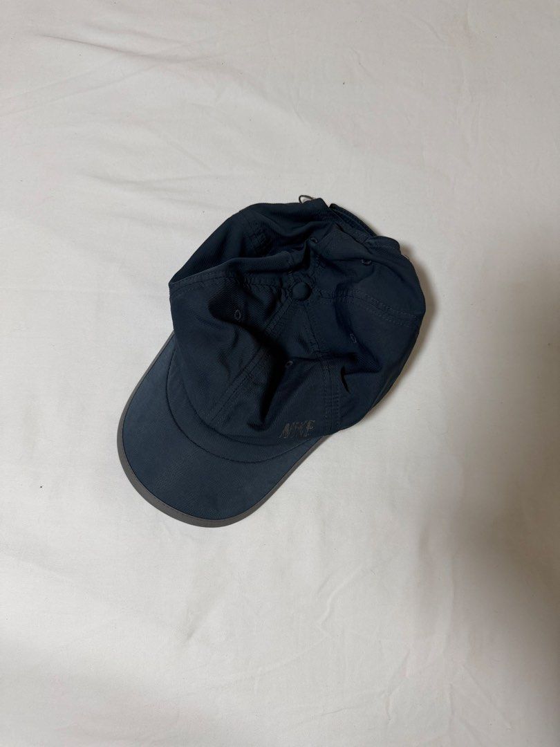 Nike Featherlight DriFit Navy Running Cap (Category: Caps & Hats) located in San Mateo. Submitted by misskay.94 (Listing ID 1460961826, Image 2). Description: .
