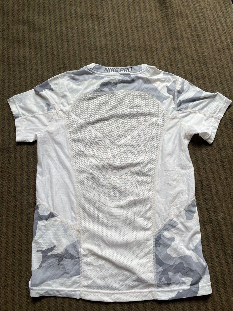 Nike Pro Hypercool Camo T-shirt (Category: Tshirts & Polo Shirts ) located in Siniloan. Submitted by rethr1ft (Listing ID 1461024403, Image 2). Description: - 23x16 dimes - Nike Pro Hypercool T-Shirt - White and Grey Camo Print - Short Sleeves, Crew Neck - Breathable Fabric for Workouts - Size: Medium (M) - Perfect for Training or Casual Wear.