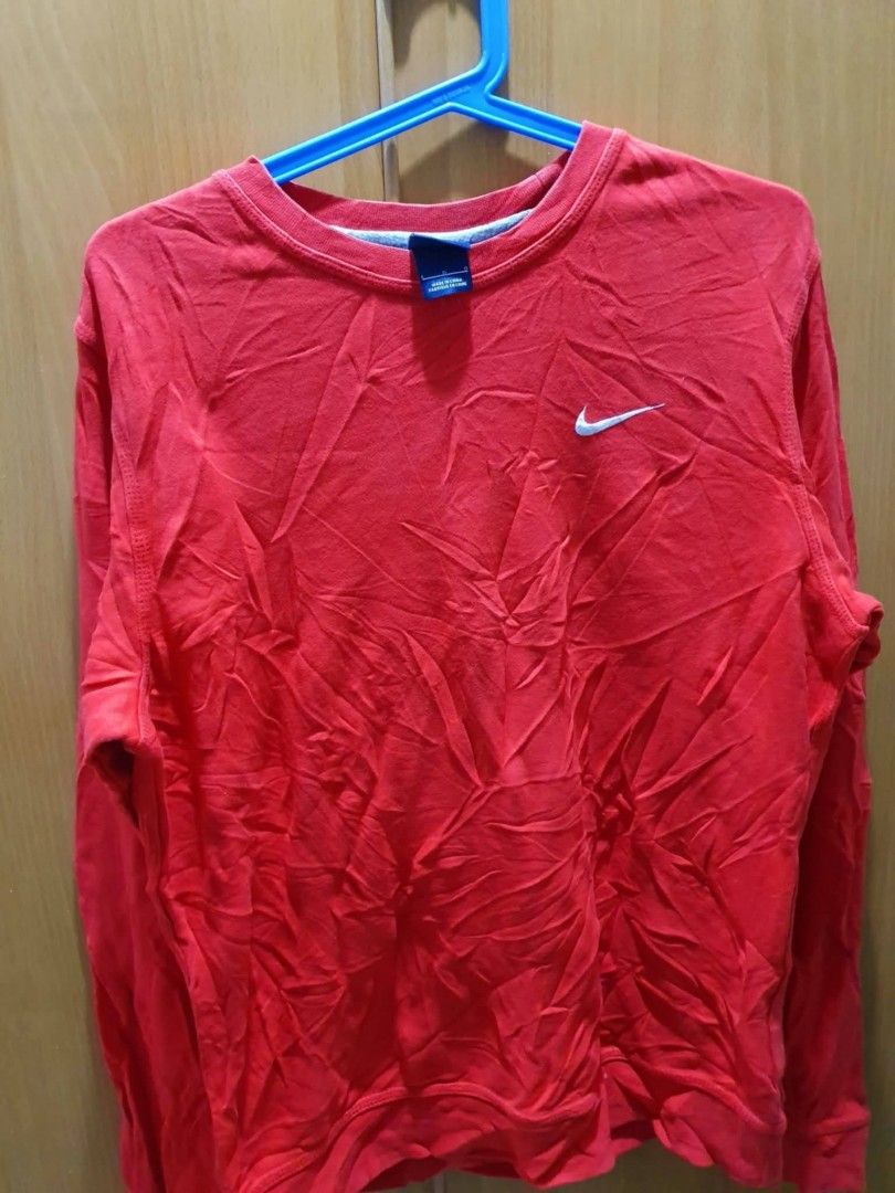 Nike Red Long Sleeve T-Shirt (Category: Tshirts & Polo Shirts ) located in Las Pinas. Submitted by akositroyvhaha (Listing ID 1461094498, Image 1). Description: - Red Nike long-sleeved shirt - Classic crew neck style - Features iconic Nike swoosh logo on the chest - Made from comfortable fabric - Great for casual wear or workouts - Easy to pair with jeans or shorts.